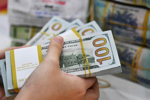 Tỷ giá USD hôm nay 17/12: Ngân hàng tăng nhẹ, thị trường tự do giảm mạnh