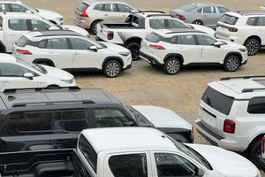 Ô tô nhập khẩu dồn dập về TP.HCM trước Tết, cảng Hiệp Phước 'nghẹt thở': Toyota, Mitsubishi chiếm hơn 2.000 xe