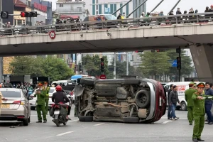 Ô tô con lật nghiêng sau va chạm giao thông liên hoàn tại Hà Nội