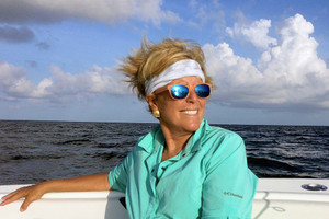 Triệu phú Mỹ không ăn ngoài, đi xe cũ, dùng túi xách mua từ năm 1993