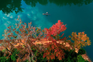 Hồ nhân tạo đẹp tựa trời Âu mùa phong thay lá, nằm cách ‘thác nước đẹp bậc nhất thế giới’ của Việt Nam chưa đầy 3km