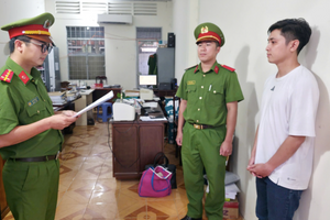 Khởi tố, bắt một nhân viên ngân hàng sinh năm 1996