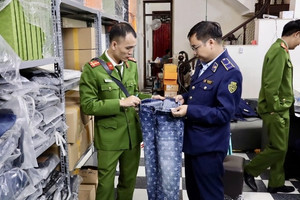 Phát hiện gần 1.700 sản phẩm gắn mác Gucci, LV, Dior nghi hàng giả giữa Hà Nội, trị giá gần 600 triệu đồng tại cửa hàng ông N.V.H