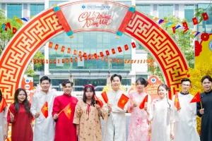 Một trường đại học ở TPHCM thưởng Tết 30 triệu đồng/người, từ hiệu trưởng đến lao công