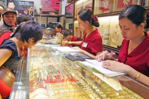 Vàng miếng 'một mình một chợ'