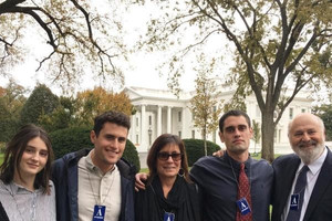 Con trai đâm chết cha mẹ đạo diễn nổi tiếng, có thái độ ‘lạnh gáy’ khi xuất hiện