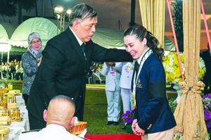 Hoàng hậu Thái Lan vừa giành HCV SEA Games 33: Tốt nghiệp ngành truyền thông, làm tiếp viên hàng không trước khi nhập ngũ