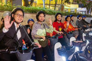 Hà Nội có tour khám phá Thủ đô về đêm bằng xe đạp điện, xe máy điện công cộng