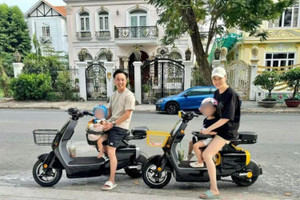 Doanh nhân Cường Đô La gây bất ngờ khi sử dụng xe điện có giá chỉ hơn 10 triệu đồng bên cạnh dàn siêu xe nghìn tỷ