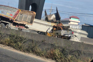 Thùng xe ben đâm gãy cầu vượt gây tai nạn chết người, giao thông tê liệt suốt 3 giờ