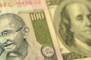 Đồng nội tệ mất giá, nhà đầu tư nước ngoài rút vốn với tốc độ không tưởng: Chuyện gì xảy ra với nền kinh tế thứ 5 thế giới?