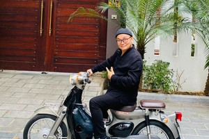 ‘Vua hài đất Bắc’ Xuân Hinh đi xe máy xăng chỉ 8 triệu: Trọng lượng 70kg, thiết kế cổ điển, chạy tối đa 50km/h
