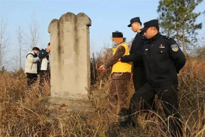 Phong tỏa khẩn cấp một khu mộ tổ, tịch thu hơn 1.300g vàng cùng tiền mặt của người đàn ông