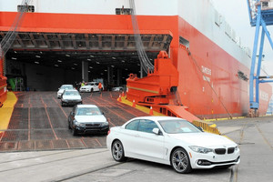 Chưa từng có tiền lệ: Lượng ô tô nhập khẩu của Việt Nam phá sâu mọi kỷ lục, sắp cán mốc 200.000 xe trong gần 12 tháng