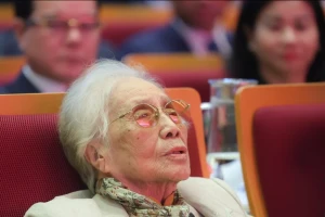 Bà Nguyễn Thị Bình là đại biểu nhiều tuổi nhất tham dự Đại hội Thi đua yêu nước