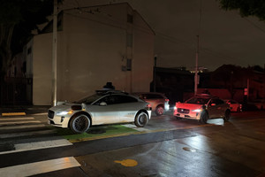 Mất điện, taxi tự lái 'đóng băng' giữa đường, giao thông hỗn loạn, khách ngồi chờ giải cứu