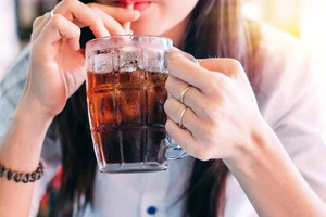 Người phụ nữ tử vong ở tuổi 34 vì thói quen uống loại nước này mỗi ngày