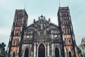 'Vương cung Thánh đường' sở hữu vẻ đẹp vượt thời gian: Cách Hà Nội 70km, sở hữu chuông đồng nặng hơn 1 tấn và hầm mộ bí ẩn