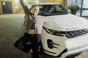 'Sếp nhà người ta' chi tiền tỷ tặng quà Giáng sinh cho nhân viên, có người bốc trúng Range Rover