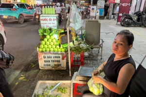 Ớt ra vỉa hè, giá cao ngất