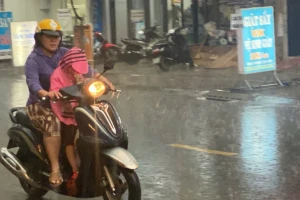 TPHCM mưa trắng trời trước lễ Giáng sinh, cơ quan khí tượng cảnh báo khẩn