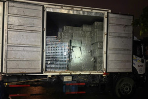 Kiểm tra xe tải đỗ ven đường, tịch thu 69.500 bao thuốc trị giá 2 tỷ đồng