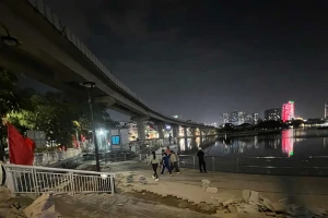 Vừa cải tạo, đường đi bộ ven hồ Đống Đa đã nham nhở vì lý do bất ngờ