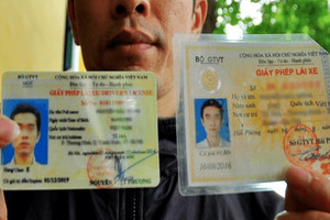 Bằng lái xe máy còn 0 điểm vẫn cố chạy: Phạt bao nhiêu tiền?