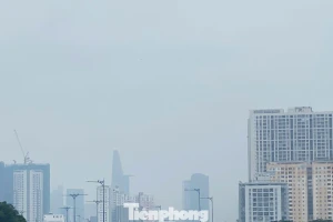 Trời TPHCM mịt mù, sắp có mưa diện rộng