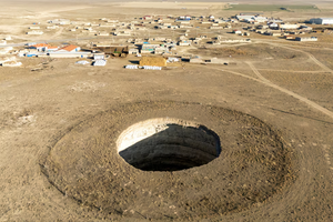 Hàng trăm ‘hố tử thần’ bất ngờ xuất hiện giữa cánh đồng khiến nông dân hoảng loạn, chuyện gì đây?