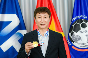 Huy chương 33 chỉ vàng phiên bản giới hạn của HLV Kim Sang-sik có gì đặc biệt?