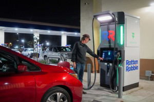 Lệnh hoãn cấm xe xăng tại thị trường 10 triệu xe/năm, các nhà sản xuất xe điện rơi vào tình cảnh chưa từng có