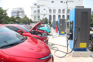 Sạc ngoài trời tốn thời gian, sạc trong nhà lo an toàn: Hà Nội đang gỡ 'nút thắt' trạm sạc ra sao trước 'giờ G' cấm xe máy xăng, dầu?