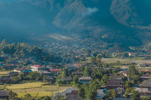 Ngôi làng được ví như miền quê cổ tích, cách Hà Nội 300km, nơi có 100 ngôi nhà lợp bằng gỗ độc đáo nhất Việt Nam