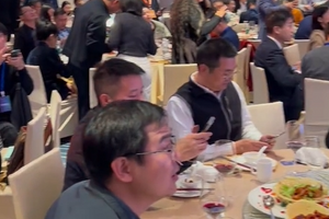 Một nhân viên trúng giải ‘365 ngày nghỉ phép có lương’ tại tiệc cuối năm