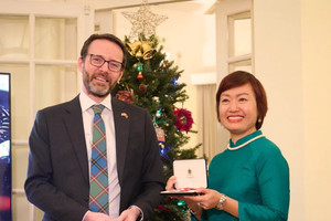 Lần đầu tiên, một công dân Việt Nam đang sinh sống và làm việc trong nước được Hoàng gia Anh trao tặng danh hiệu cao quý