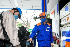 Tăng nguồn cung xăng dầu dịp Tết, gấp rút chuyển sang E10