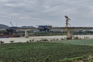 Sắp hợp long công trình trăm tỷ thay thế cho cây cầu đặc biệt hiếm hoi có đường bộ chung đường sắt tại Việt Nam
