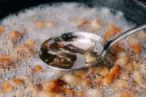 Người đàn ông đột quỵ sau khi ăn tối, bác sĩ cảnh báo 3 loại gia vị quen thuộc gây tắc nghẽn mạch máu