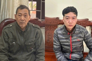 Tạm giữ hình sự hai bố con thả chó cắn hàng xóm