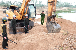 Đột kích 2 điểm khai thác cát, tịch thu 11 xe ben, 3 ô tô, 29 điện thoại, 8 bộ đàm cùng nhiều tang vật quan trọng