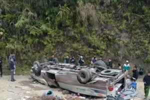 Lật xe chở đoàn từ thiện ở Lào Cai, 9 người tử vong