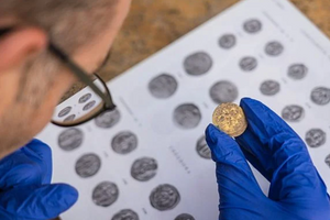 Phong tỏa khẩn cấp hố chứa nước ngầm, phát hiện bình đồng chứa 'kho báu' 24 đồng vàng giấu giữa phiến đá