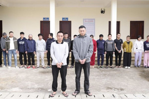 Khám xét nhiều địa điểm, bắt Lương Xuân Duyên SN 1988 cùng 21 đồng bọn, tịch thu 30 điện thoại di động