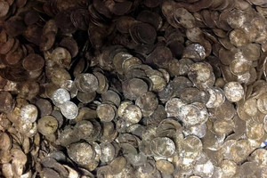 Nữ quân nhân 18 tuổi đào trúng 60.000 đồng bạc cổ khi đang sửa ống nước, chính quyền nghe tin lập tức cử người xuống thu hồi xuyên đêm