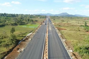 Sắp thông xe trục đường hành lang 1.200 tỷ nối tuyến quốc lộ xây cách đây 100 năm với đường Hồ Chí Minh