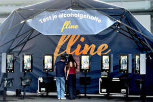 Chiếc hộp phát sáng kỳ lạ tại Brussels khiến hàng nghìn người từ bỏ ý định lái xe về nhà