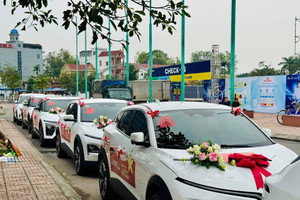 VinFast ‘chơi lớn’ trong mùa cưới, tài trợ toàn bộ xe rước dâu cho 11 cặp vợ chồng công nhân tại Nghệ An