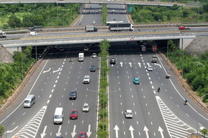 Đề xuất mở rộng tuyến cao tốc đầu tiên xây dựng theo chuẩn quốc tế của Việt Nam lên 10 làn xe