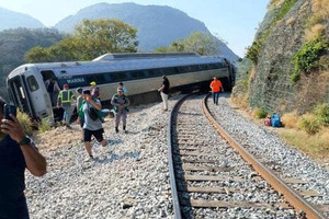 Tàu hỏa chở 250 người trật bánh, ít nhất 13 người thiệt mạng